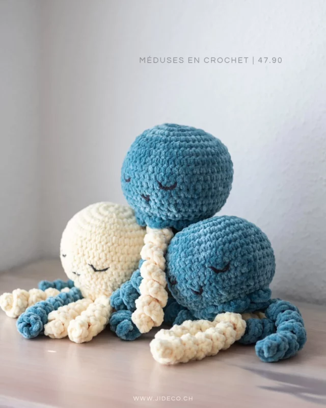 Découvrez ces merveilleuses petites méduses crochetées par @noemygurumy 🤍

Tendres et délicates, ce sont des véritables câlins pour les bébés et les nouveaux-nés. Accompagné d'un petit grelot caché dans son corps, elle ajoute une note de magie 🙌

Les couleurs sont uniques : Jideco a souhaité combiner deux couleurs simples et douces.

Bénéficiez de -10% lors de votre inscription à notre Newsletters sur www.jideco.ch

Toute belle soirée et à bientôt !

#jidecohome 
Bénéficiez de -10% lors de votre inscription à notre Newsletters sur www.jideco.ch

Toute belle soirée et à bientôt !

Jideco

#jidecohome

-------

#decorationinterieur 
#pieceunique 
#homeinspiration 
#showroom 
#decoration