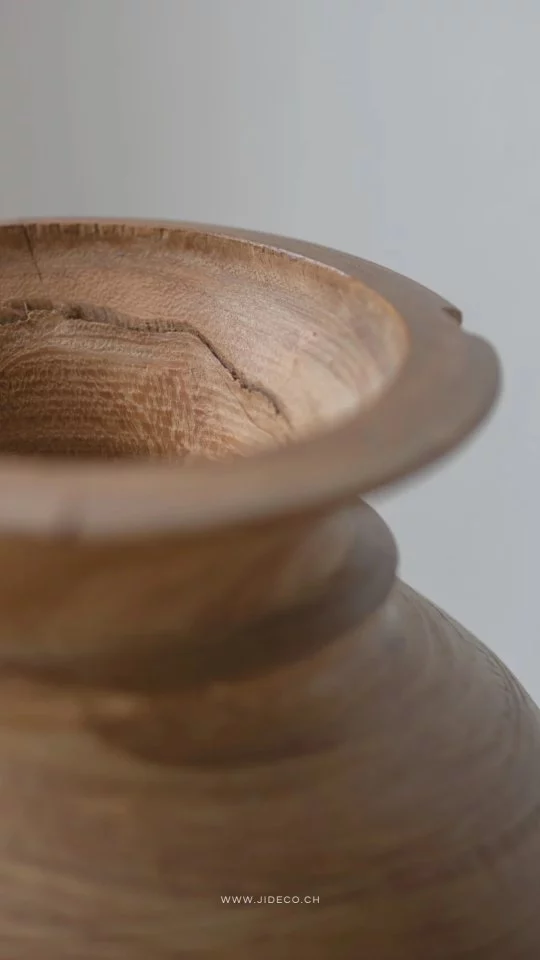Est-ce que vous vous imaginez avec ce sublime vase en teck dans votre salon? 
Regardez les détails du bois, cela rend ce vase unique 🤍

Jideco
.
.
.
#jidecohome #homedecor #handmade #homeinspiration