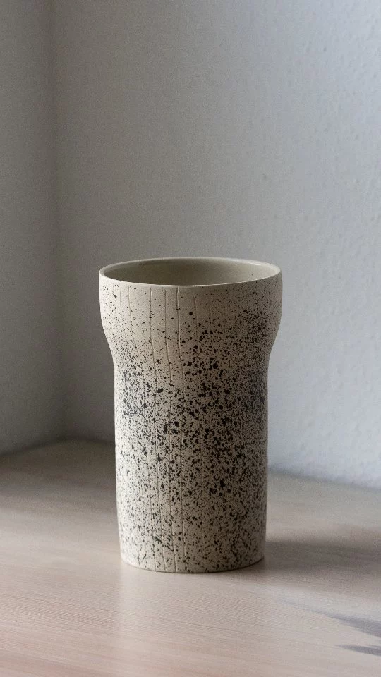 ☼ Voyage en France

Et si vous mettiez en valeur vos fleurs dans ce magnifique vase en grès blanc émaillé? Alliant élégance et originalité, ce vase est un élément incontournable pour vos intérieurs !

Cette pièce artisanale est disponible en stock et peut être chez vous en 48h.

Bénéficiez de -10% lors de votre inscription à notre Newsletter sur www.jideco.ch

Toute belle journée et à bientôt !

#jidecohome 
.
.
.
#homeinspiration #decorationinterieur #deco #artisanal #handmade #showroom #boutiqueshopping #boheme #rustique
@laetitia.fauchere.ceramique
