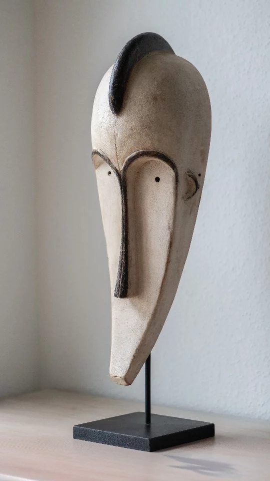 ☼ Culture du Fang

Découvrez cette merveilleuse sculpture de masque Fang, associée à la société Ngil. Ce masque en forme de coeur met en évidence les courbes du visage.

Il s'agit d'une pièce unique disponible en stock et peut être expédié en 48h.

Bénéficiez de -10% lors de votre inscription à notre Newsletter sur www.jideco.ch

Toute belle fin de journée et à bientôt !

#jidecohome
.
.
.
#decorationinterieur #deco #HomeInspiration #artisanal #handmade #sculpture #fangmask
@botanicalboys